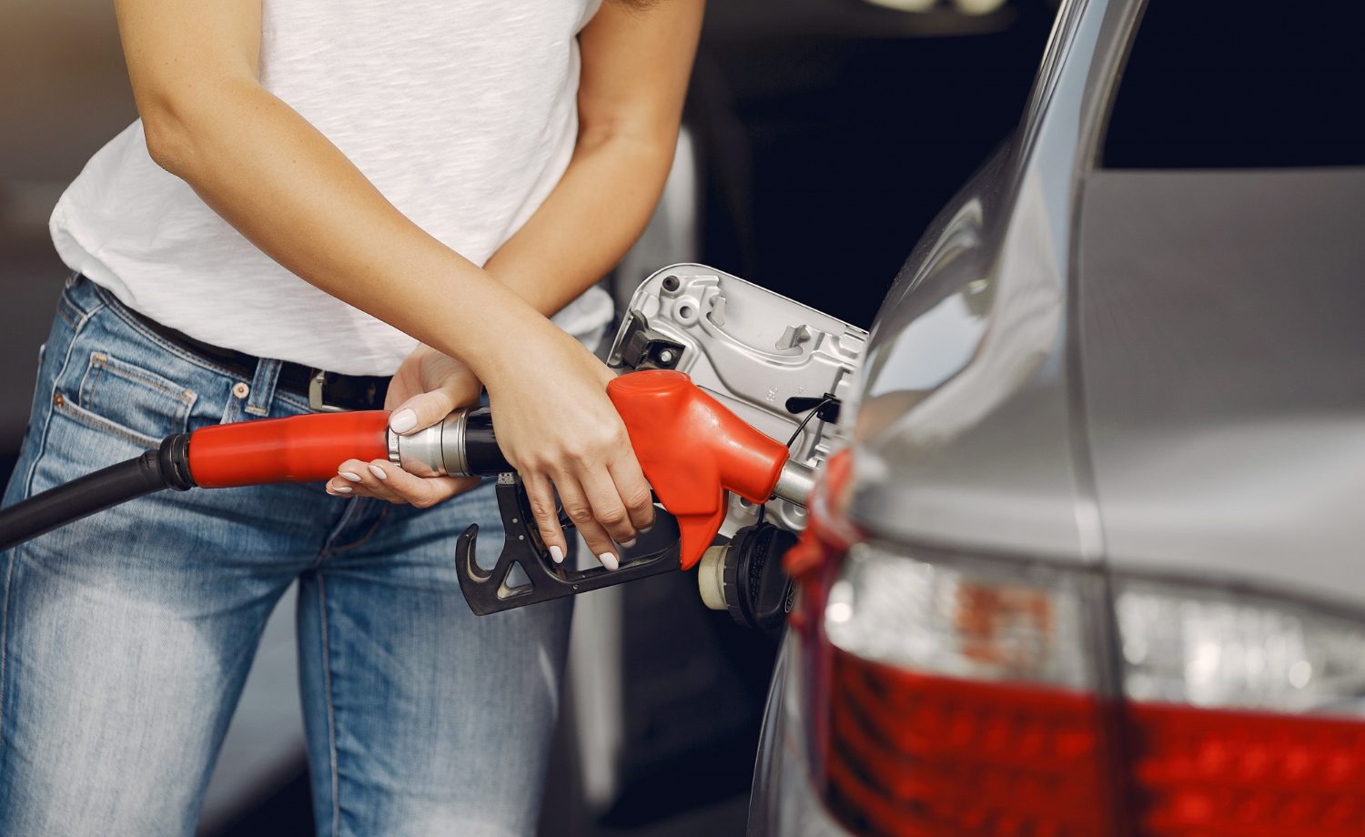 Terugkeer van rode diesel. Persoon tankt met rode slang.